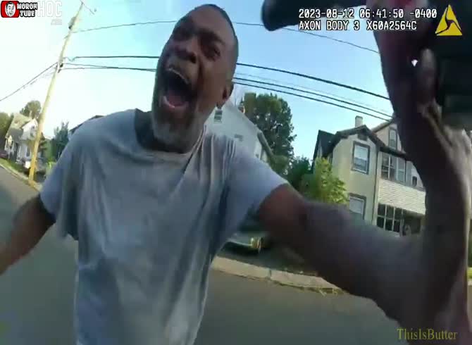 Video :In Connecticut, police viciously attacked with a hammer (Warning - disturbing)